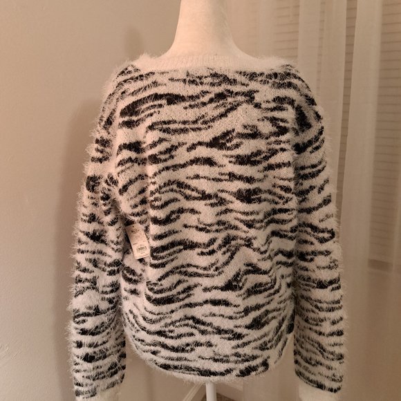 Mudd Black and White Eyelash Crew Pullover - Size Large NWT - Picture 7 of 7